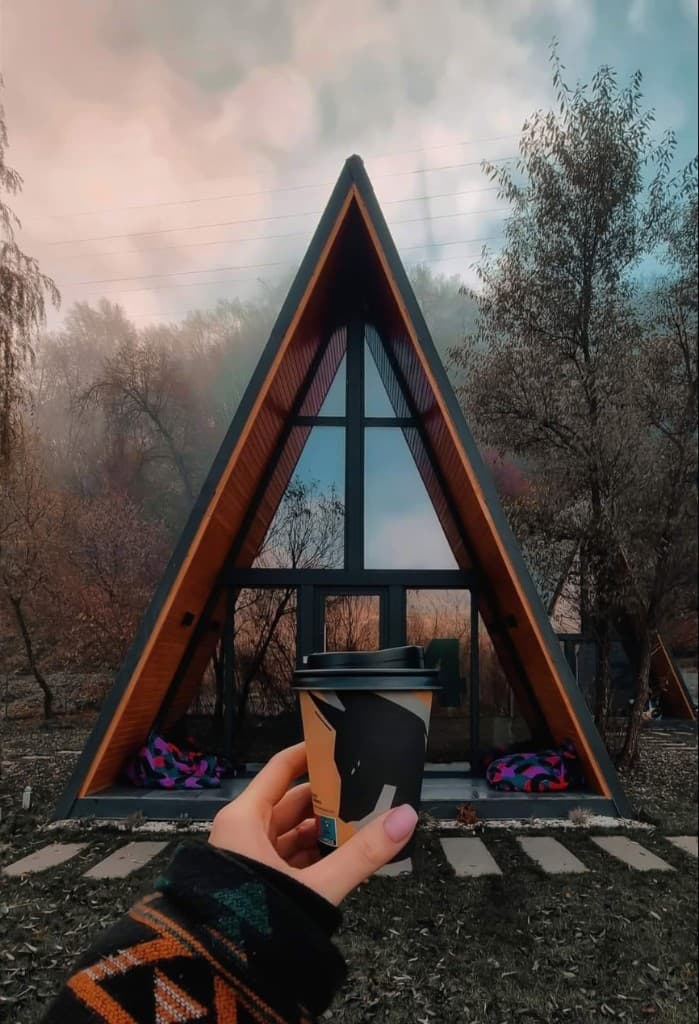 Cabană A-Frame — design modern integrat în peisaj forestier