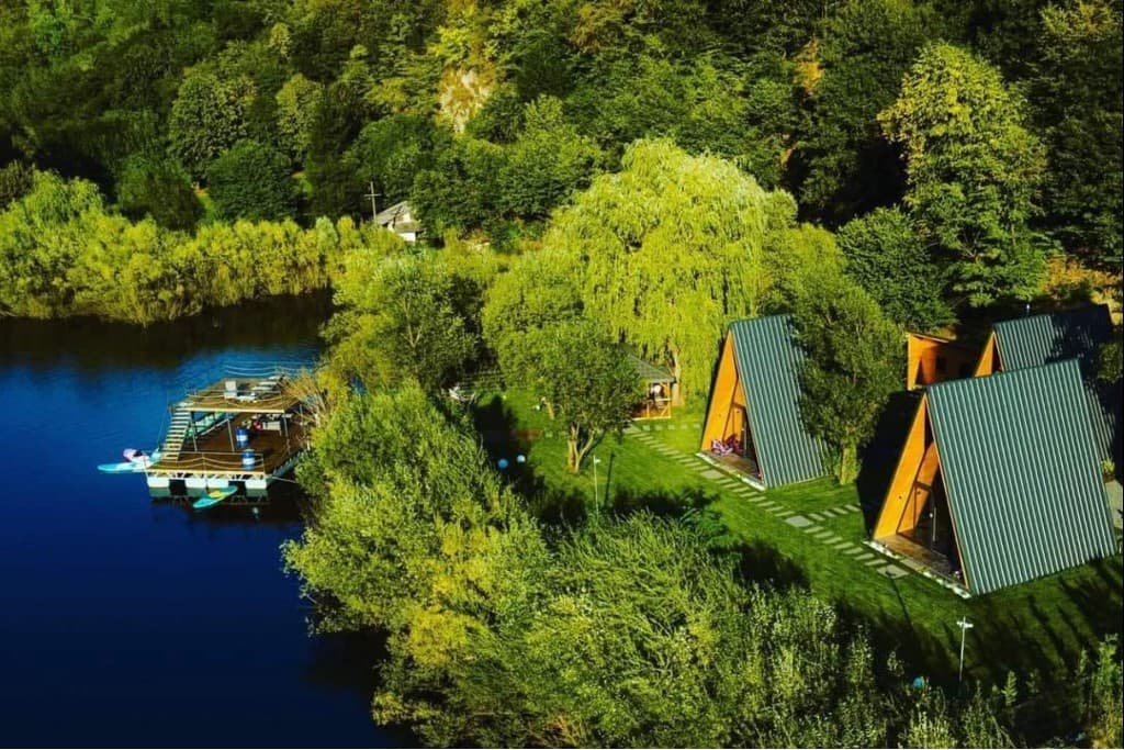 Cabane A-Frame la malul lacului — proiect modular în peisaj natural