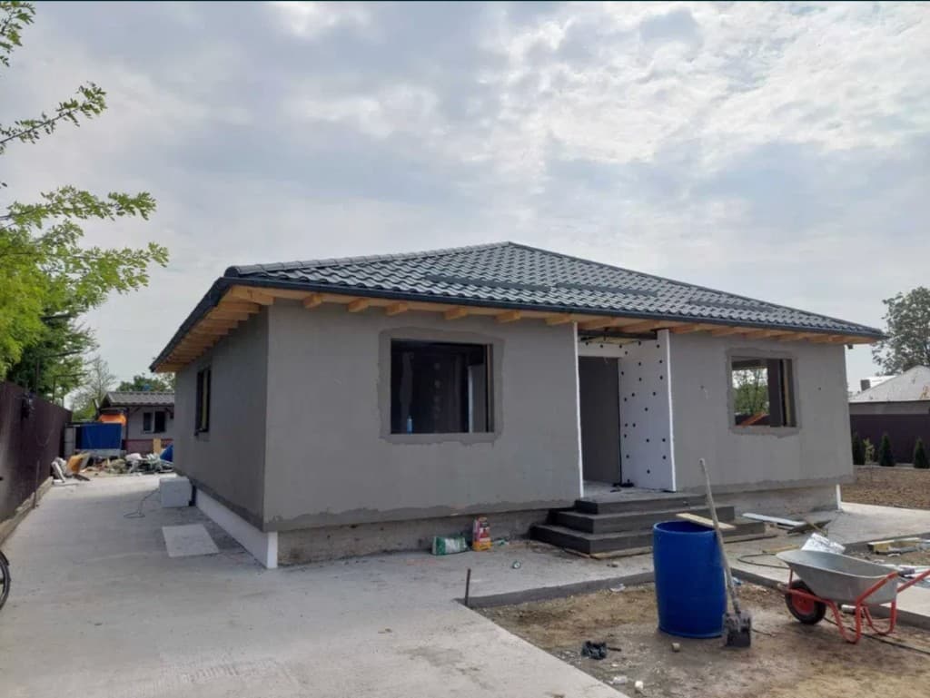 Casă modulară în construcție — structură metalică și izolație termică exterioară