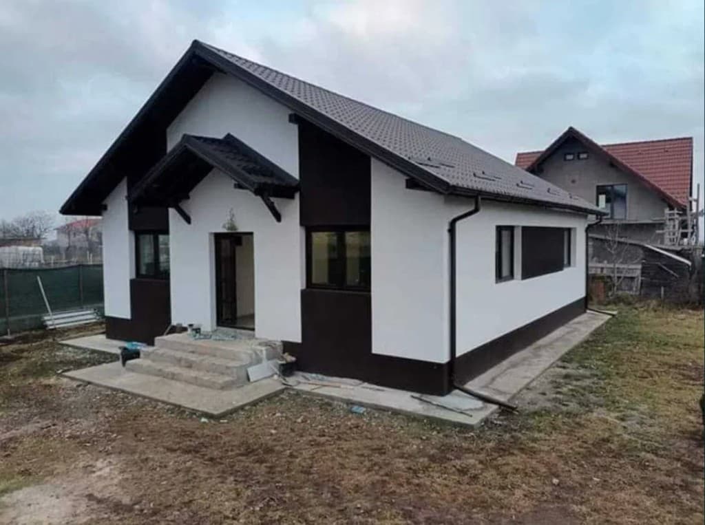 Casă modulară finalizată — finisaje exterioare albe și accente închise la culoare