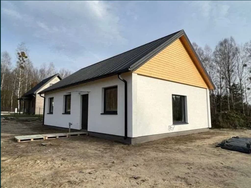 Casă modulară modernă — design minimalist cu acoperiș metalic și lemn natural