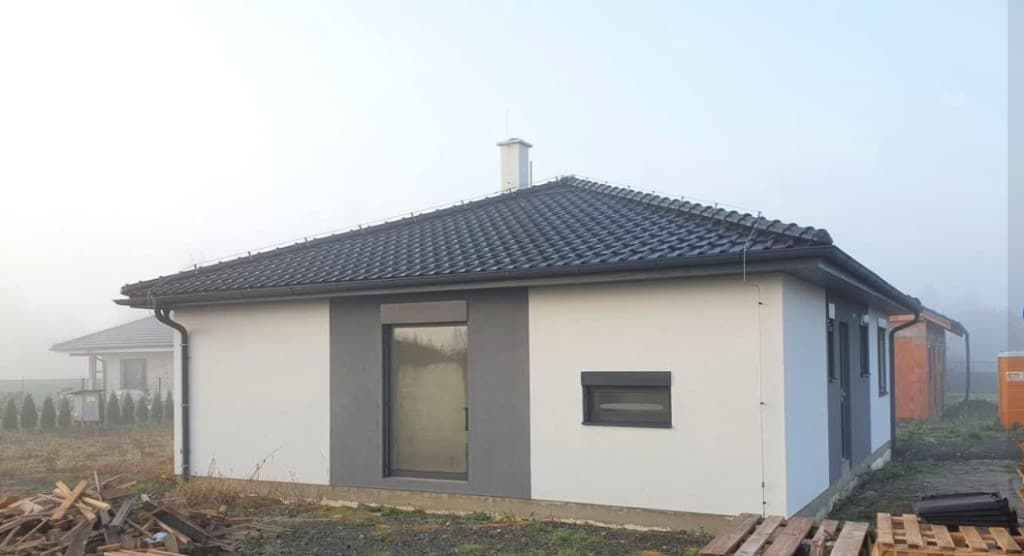 Casă modulară contemporană — fațadă albă cu accente gri și ferestre mari